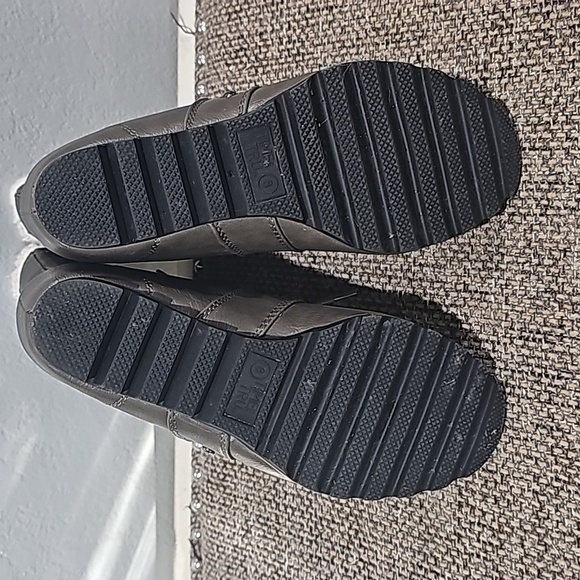 Time and True women's winter boots with hidden heel size 8. - Picture 2 of 3